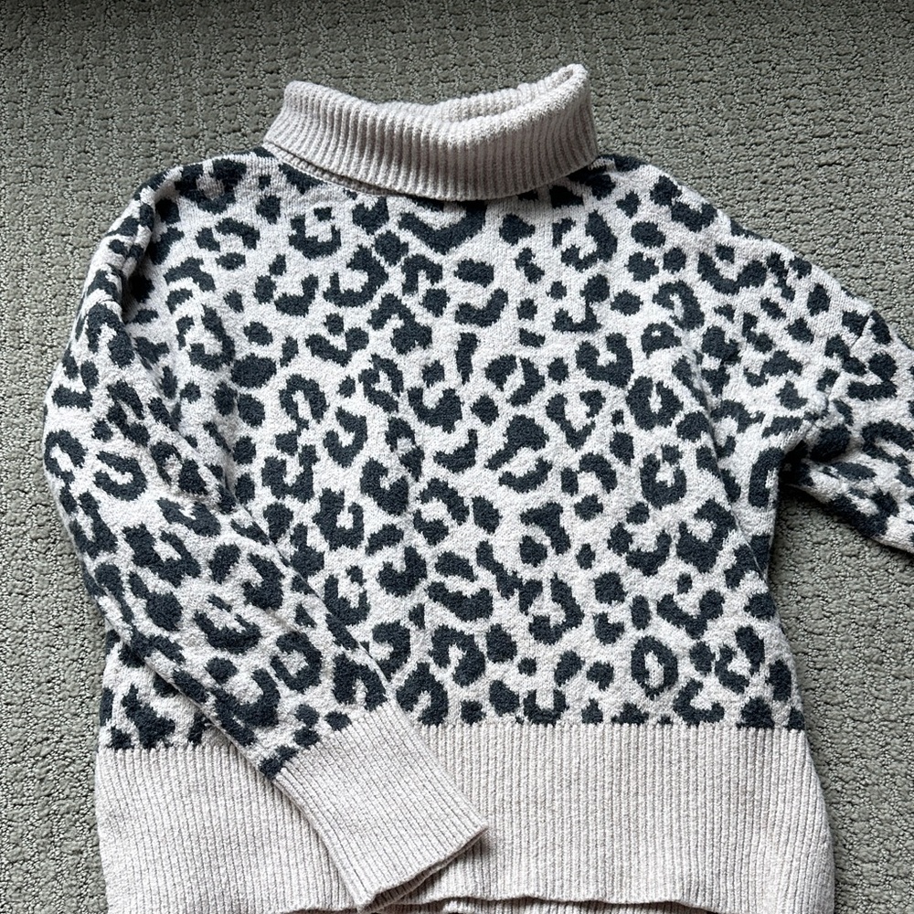 Elegant Leopard Print Turtleneck Sweater - Black and Cream